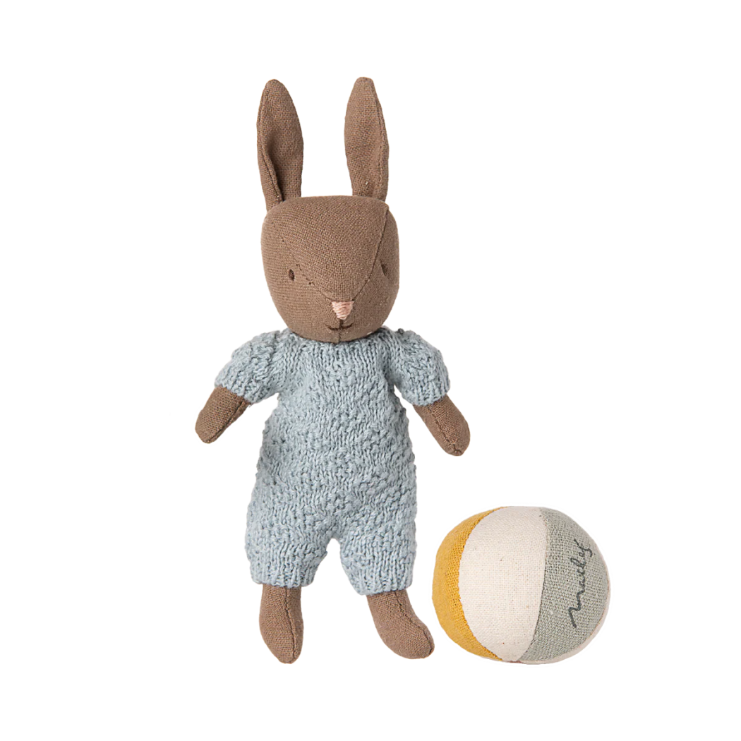 Zestaw - Króliczek Dzidziuś w Niebieskim Pajacyku z Piłką - Rozmiar Micro - Maileg