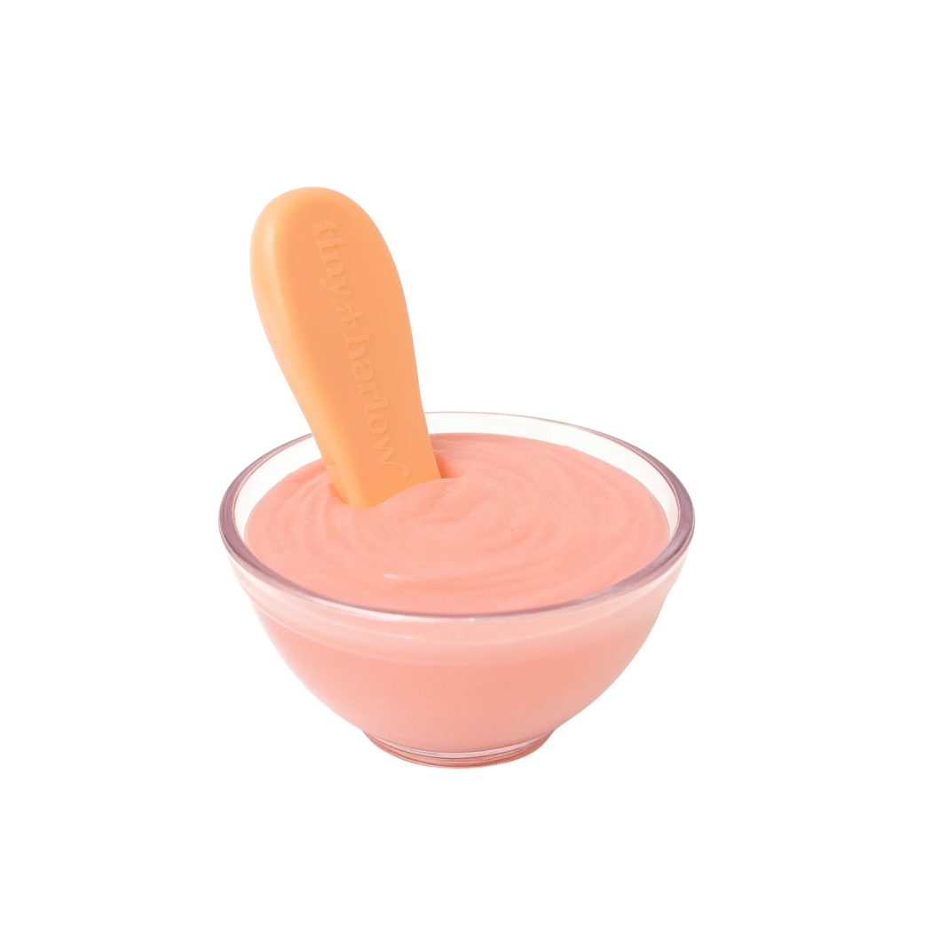 Jogurt Truskawkowy - Miseczka z Łyżeczką - Zestaw Do Karmienia Lalek - Deserek Pachnący Truskawkami - Tiny Harlow