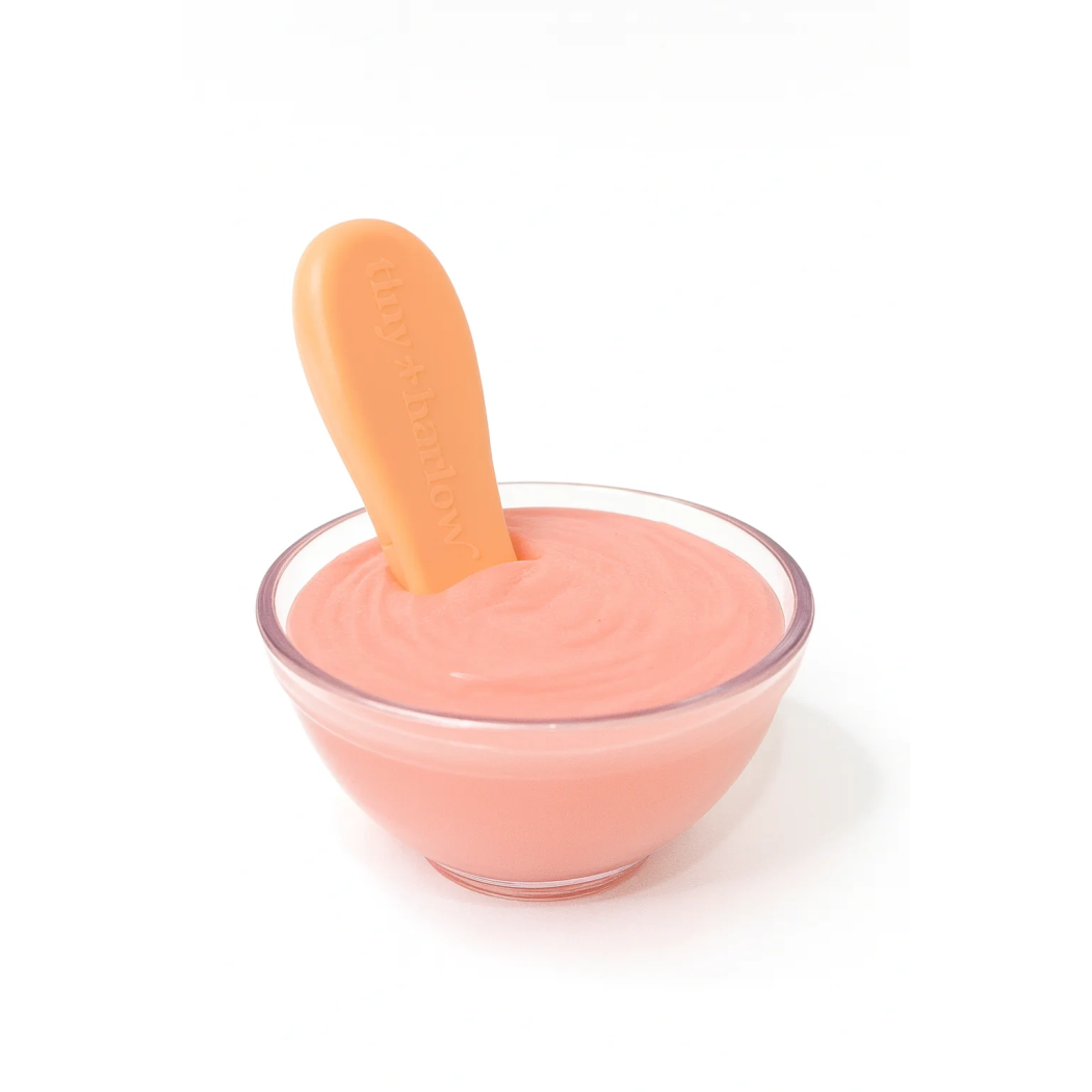 Jogurt Truskawkowy - Miseczka z Łyżeczką - Zestaw Do Karmienia Lalek - Deserek Pachnący Truskawkami - Tiny Harlow