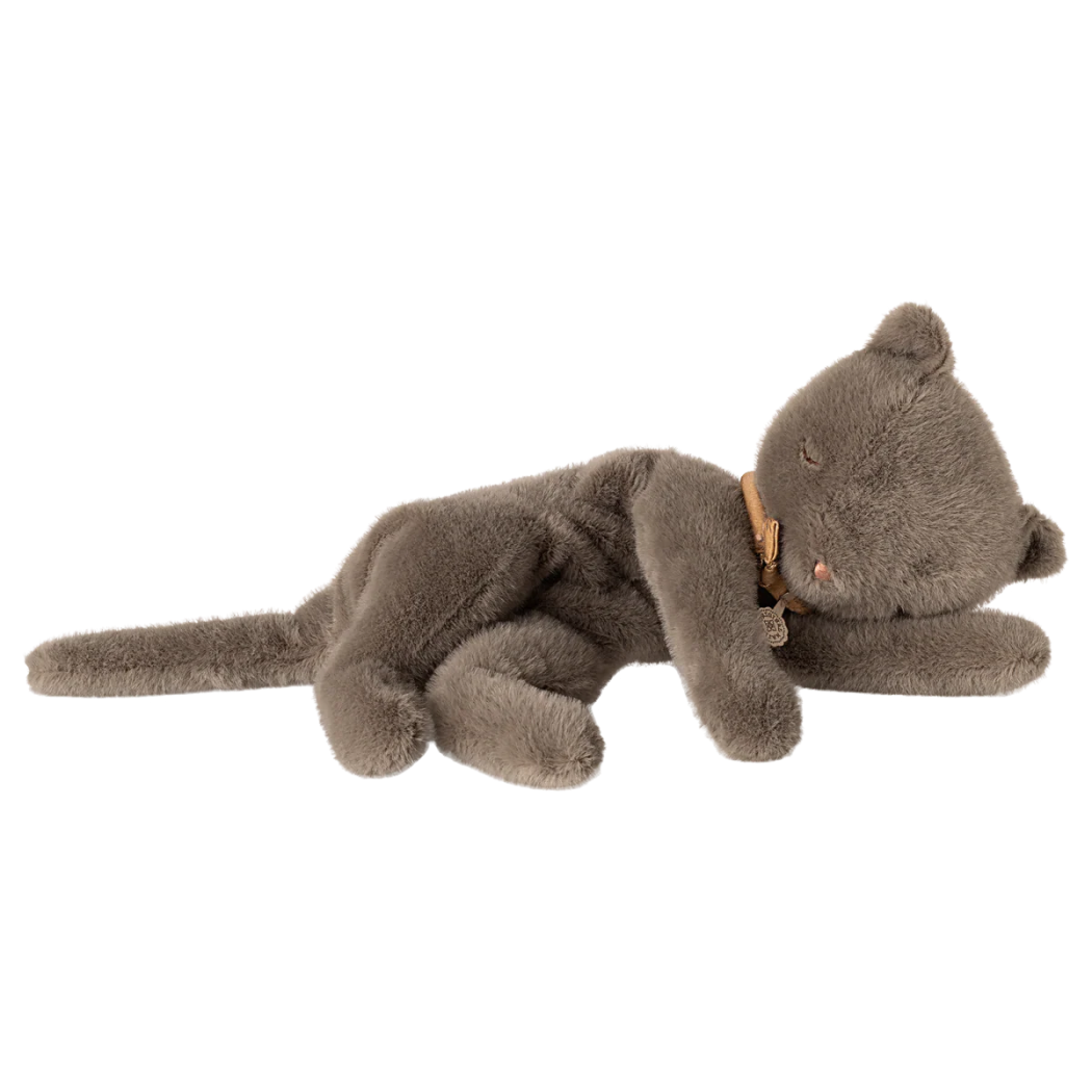 Szary Śpiący Kot - Leżący Pluszowy Kotek 37 cm z Zamkniętymi Oczami - Plush Kitten - Maileg
