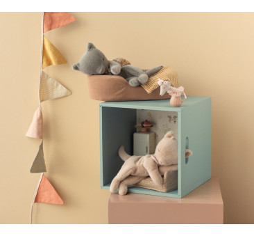 Malutki Kremowo Brzoskwiniowy Śpiący Kot - Leżący Pluszowy Kotek z Zamkniętymi Oczami - Plush Kitten Small - Maileg