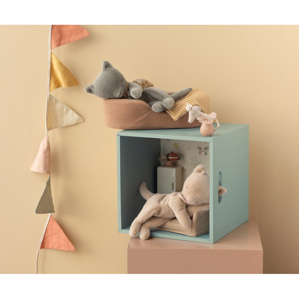 Malutki Kremowo Brzoskwiniowy Śpiący Kot - Leżący Pluszowy Kotek z Zamkniętymi Oczami - Plush Kitten Small - Maileg