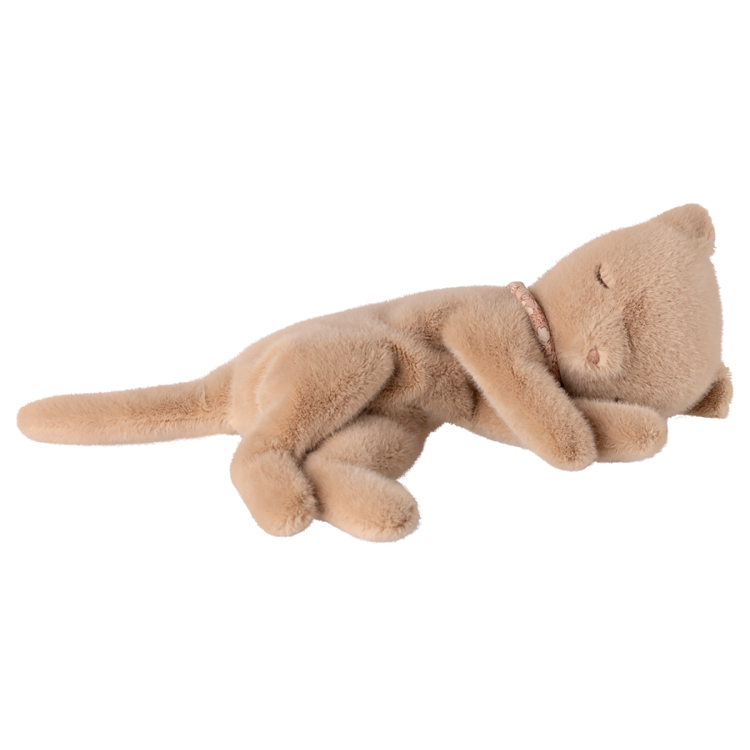 Malutki Kremowo Brzoskwiniowy Śpiący Kot - Leżący Pluszowy Kotek z Zamkniętymi Oczami - Plush Kitten Small - Maileg