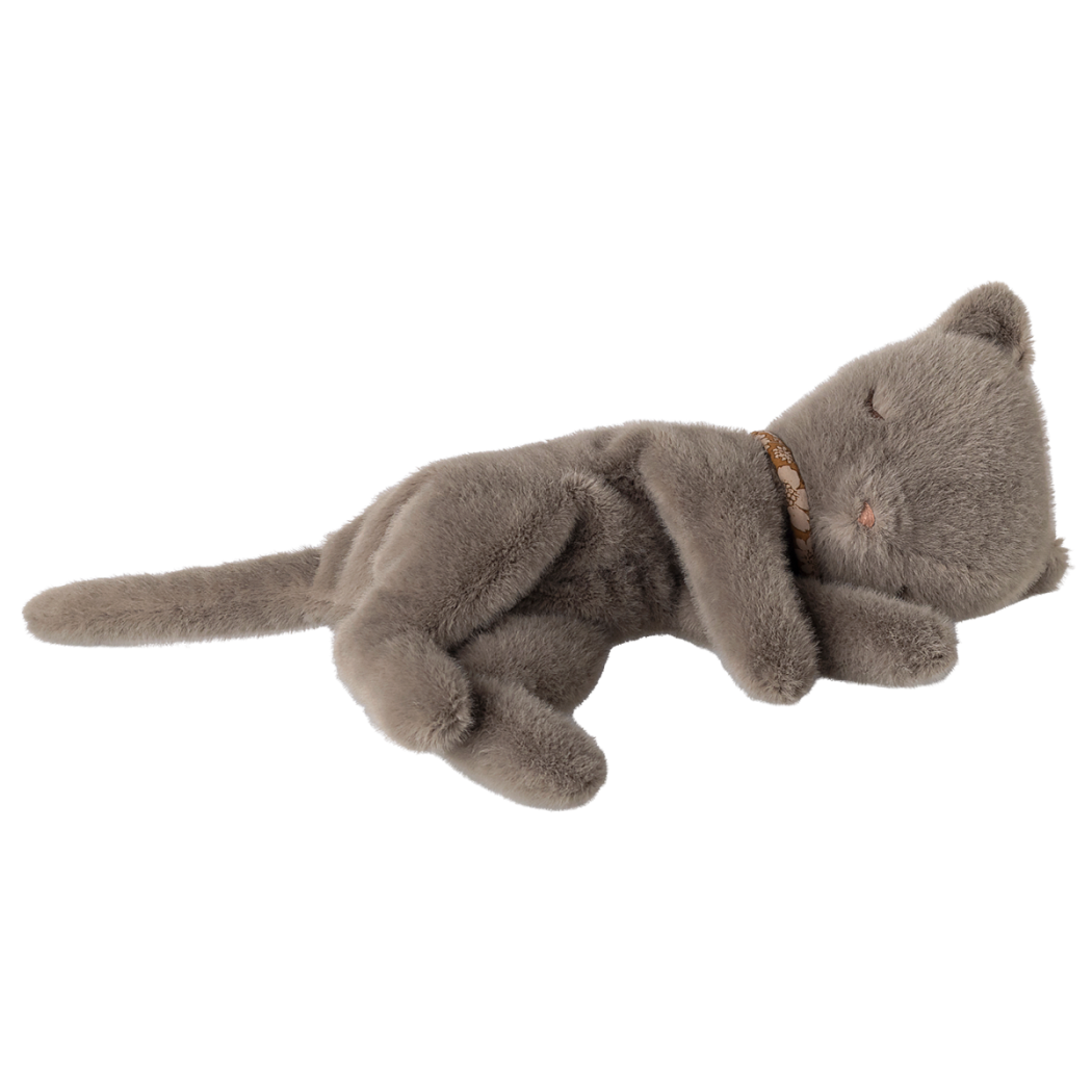 Malutki Szary Śpiący Kot - Leżący Pluszowy Kotek z Zamkniętymi Oczami - Plush Kitten Small - Maileg