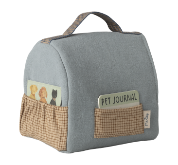 Niebieskie Nosidełko dla Pieska lub Kotka z Dowodem dla Zwierzątka - Pet Carrier - Maileg