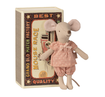 Myszka w Piżamce i Pudełku od Zapałek z Posłaniem - Starsza Siostra - Magnetyczne Łapki - Maileg