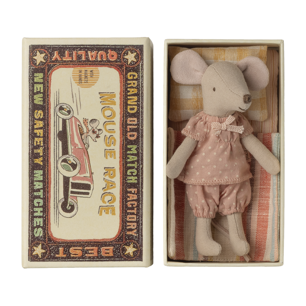 Myszka w Piżamce i Pudełku od Zapałek z Posłaniem - Starsza Siostra - Magnetyczne Łapki - Maileg