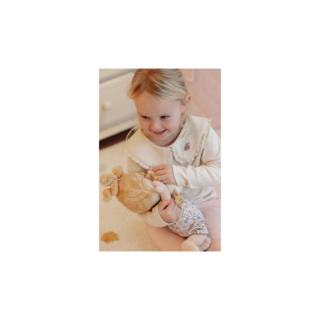 Julia Bobas - Lalka z Magnetyczną Butelką i Dłońmi - Miękka Pluszowa Przytulanka 40 cm - Little Dutch