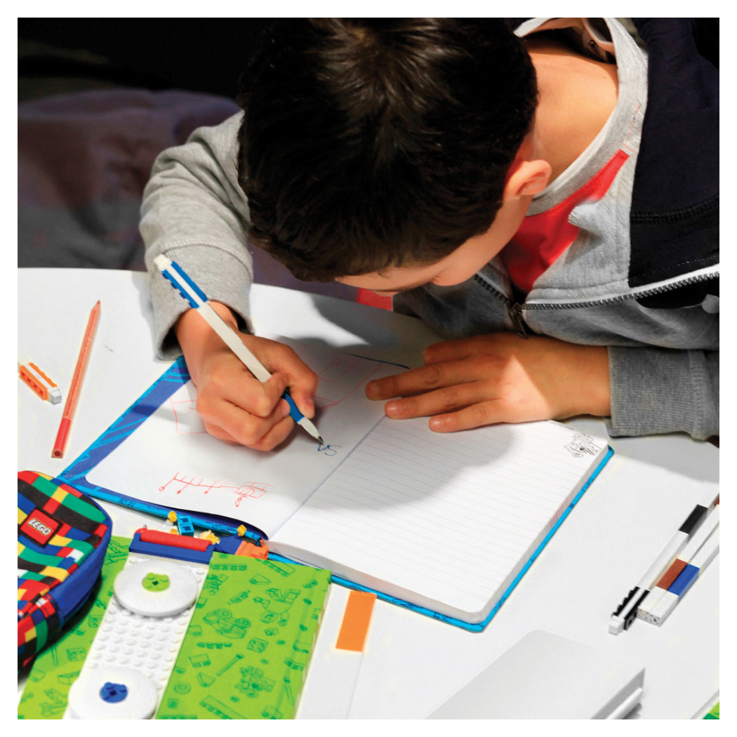 Zestaw szkolny LEGO® - minifigurka - 4 ołówki - klocek do mocowania - temperówka - gumka do ścierania