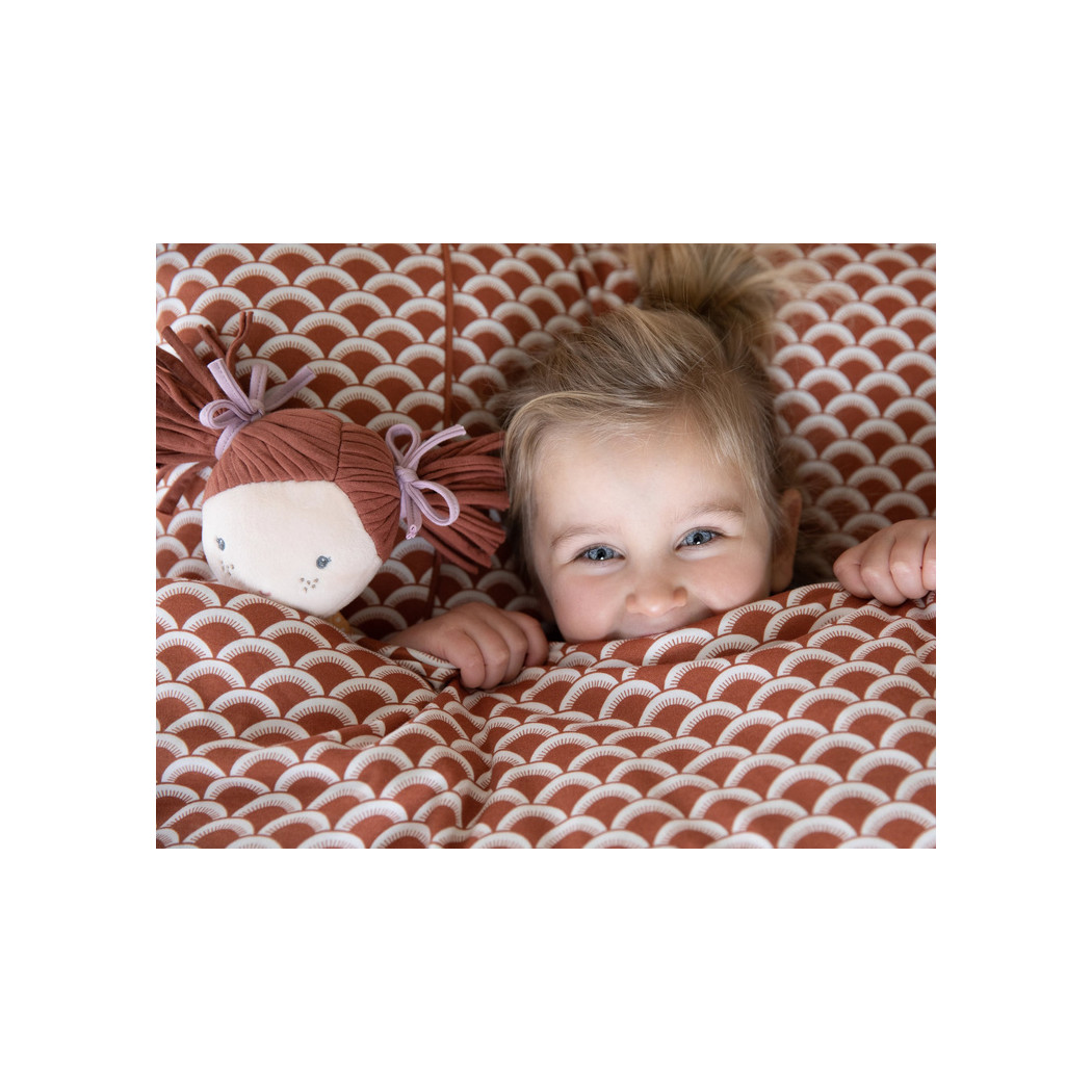 Sophie z Małpką - Miękka Pluszowa Lalka Przytulanka 35 cm - Magnetyczne Dłonie - Little Dutch