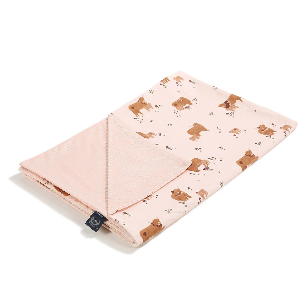 Lekki Kocyk Velvet roz. L - Moo Meadow Powder Pink - 110x140 cm - La Millou