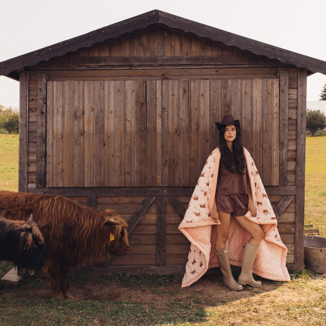 Ciepły Koc Velvet roz. XL - Moo Meadow Powder Pink - 140x200 cm - La Millou