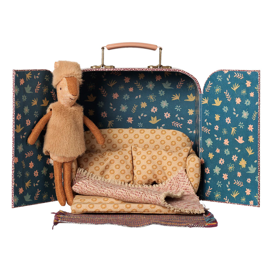 Reniferka w Walizce z Kanapą - Młodsza Siostra - Reindeer in Suitcase - Maileg